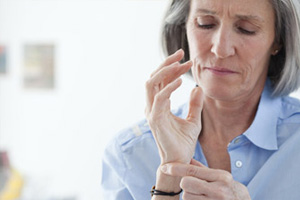  Foto einer Frau mit Arthrose (Osteoarthritis) 